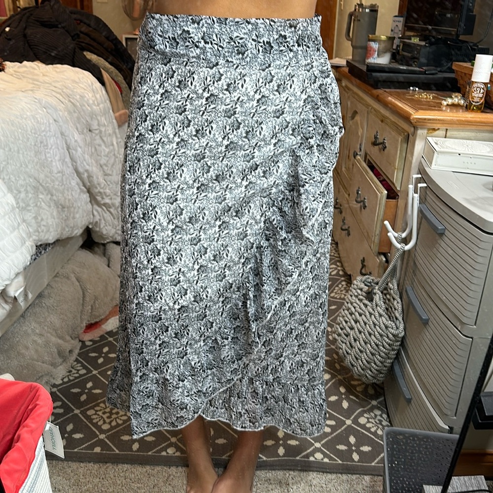 Black & White floral maxi skirt with leg slit